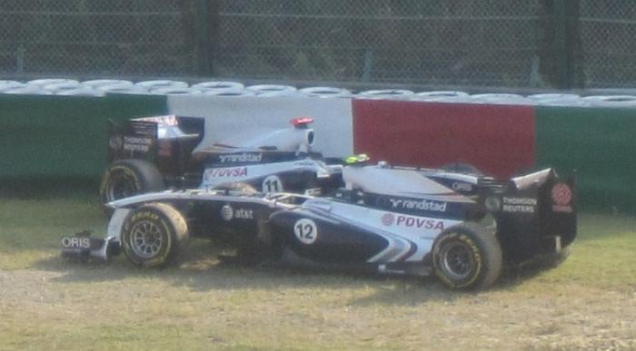 Barrichello és Maldonado a kavicságyban - Japán nagydíj 2. szabadedzés, 2011.