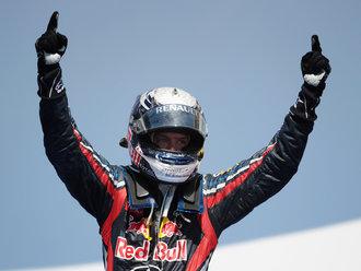 Sebastian Vettel két mutatóujjal ünnepel