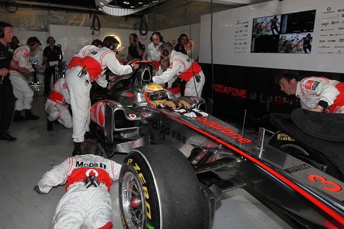 McLaren garázs, Hamilton szerelői, 2011. Kínai Nagydíj
